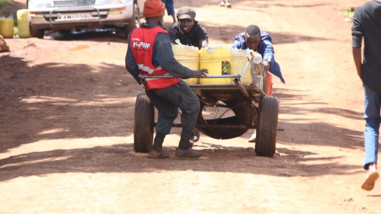 Using a MKOKOTENI to carry water. Nairobi, Kenya (file photo)