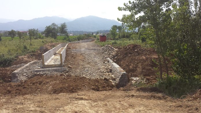 Concrete water pipeline under construction (file photo)